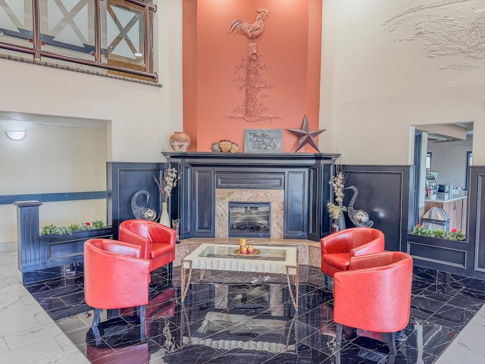 Super 8 by Wyndham High River AB Lobby Sitting Area