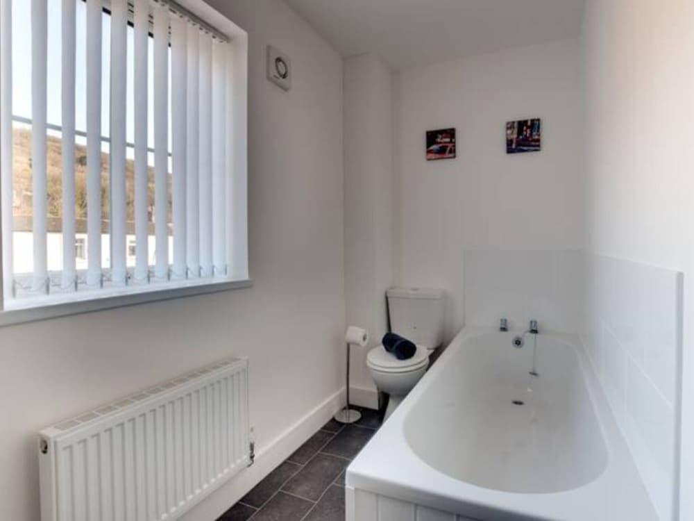 سيزالت توبد رووا آبمت إن سكينينجروف حمام