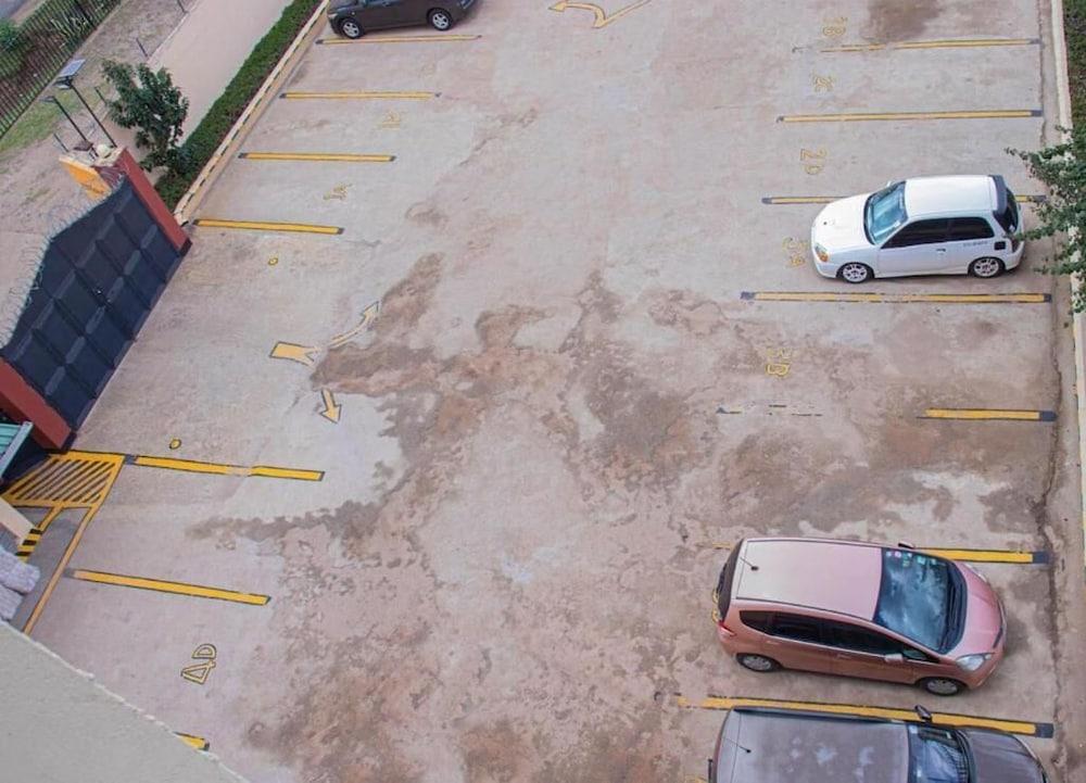لوكس سويتس فوكس هيلز أبارتمنتس نانيوكي المنطقة الخارجية