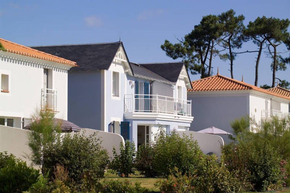 Spacious Villa With a Private Pool on a Golf Course in Loire Exterior