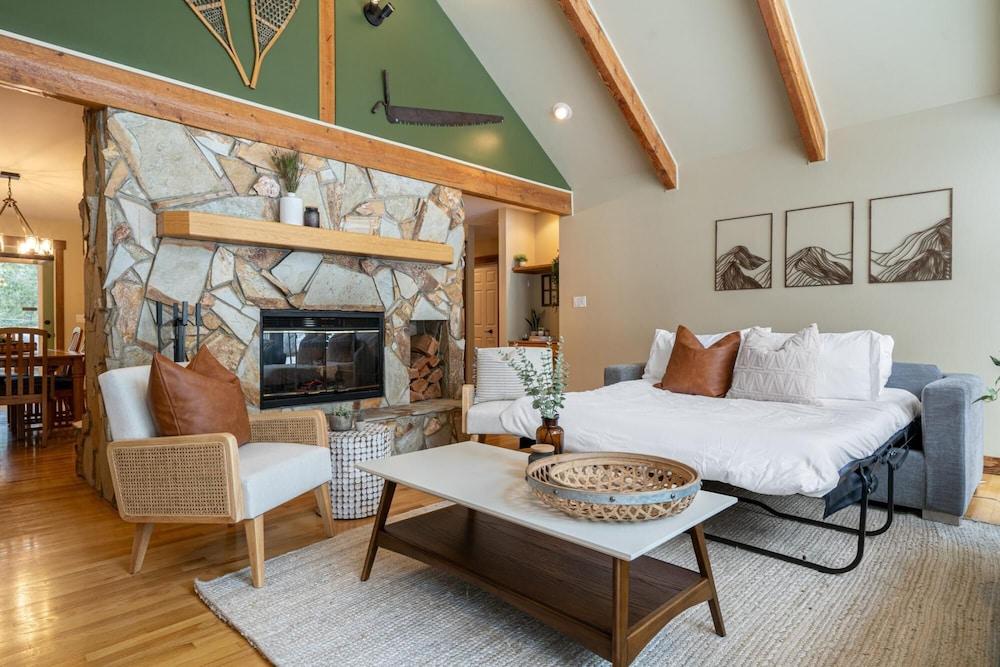 The Caribou Lodge No Service Fees Hottub Room