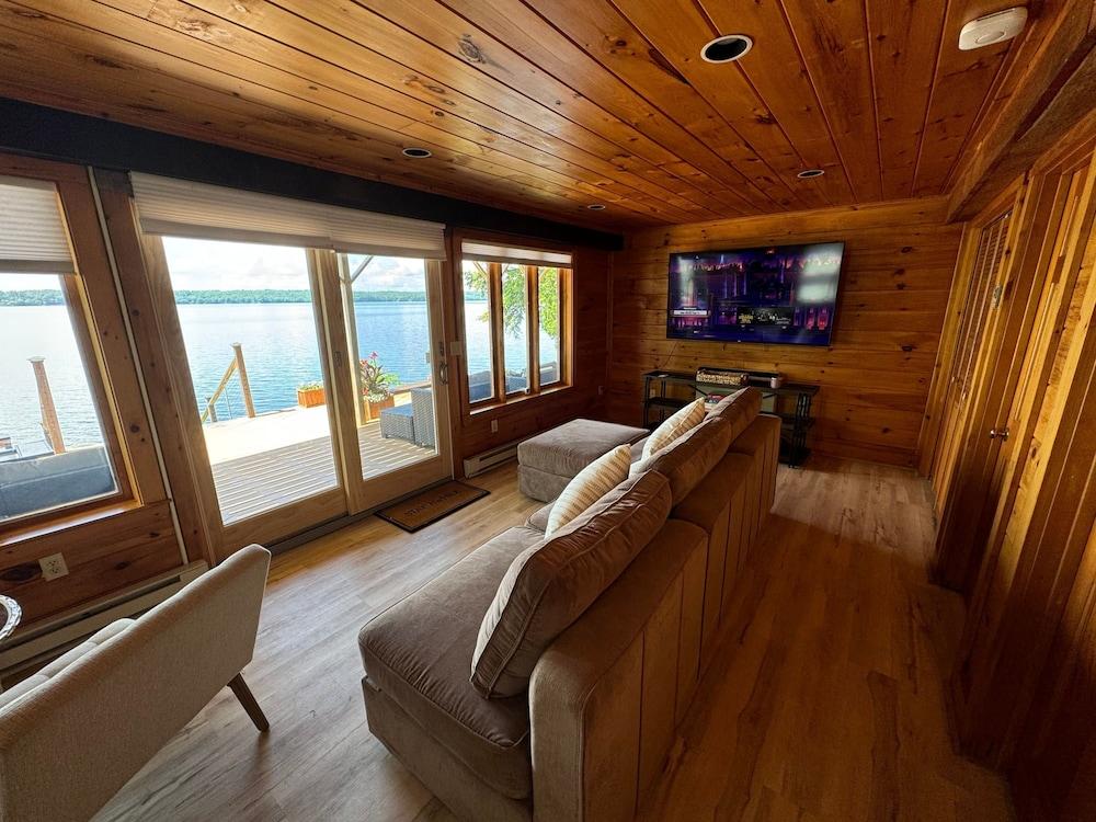 Red Cedar Haven in Sidney Room