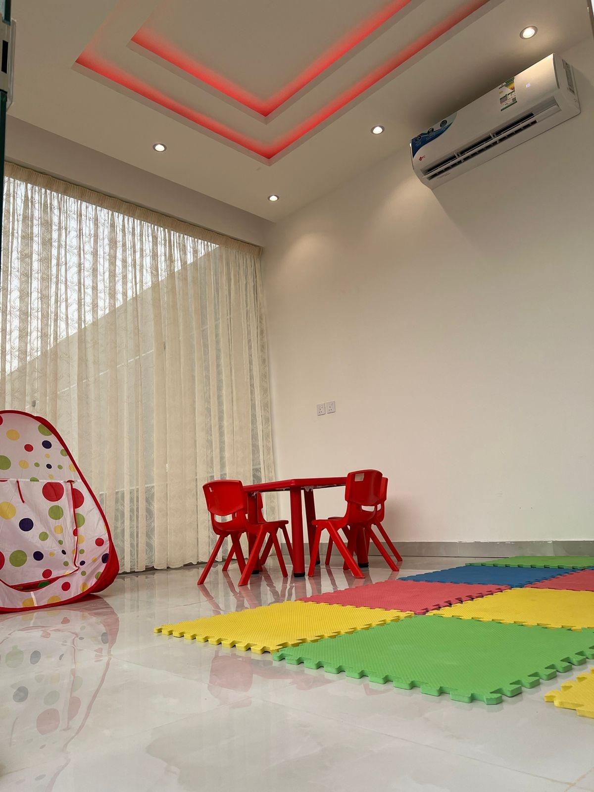 شاليه بتصميم جذاب ومسطحات خضراء | 2591