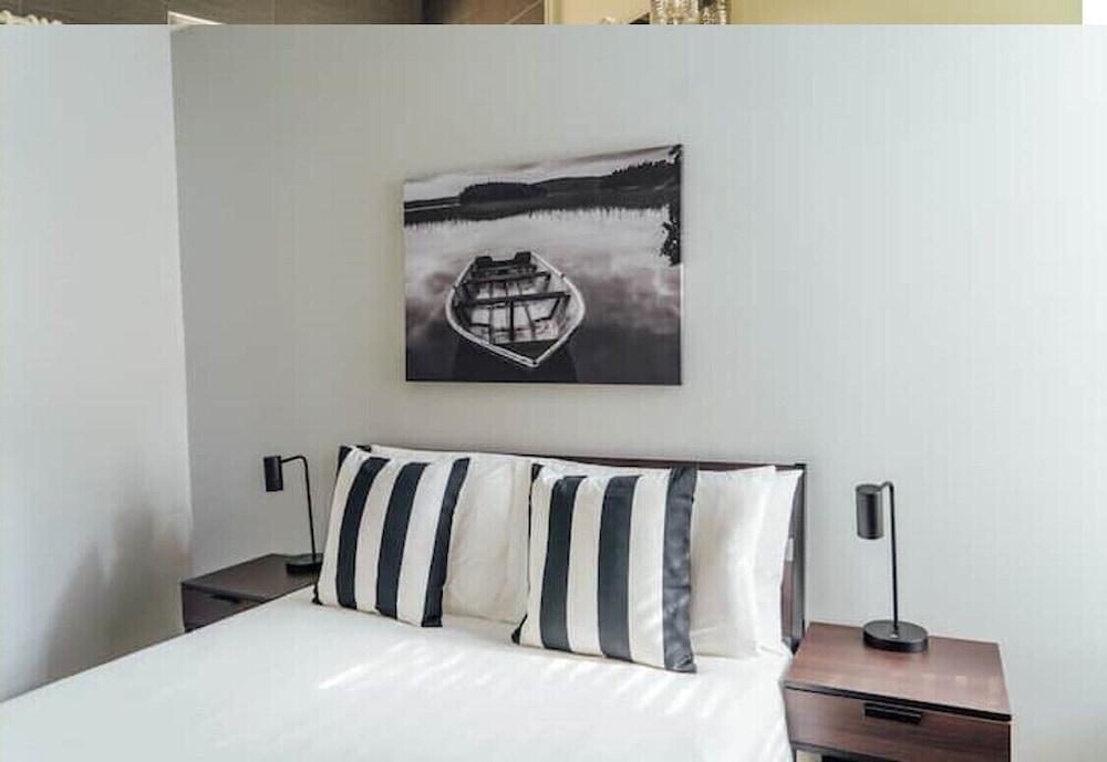 Newly Decorated 1BR 1BA Apt in Lake View Room