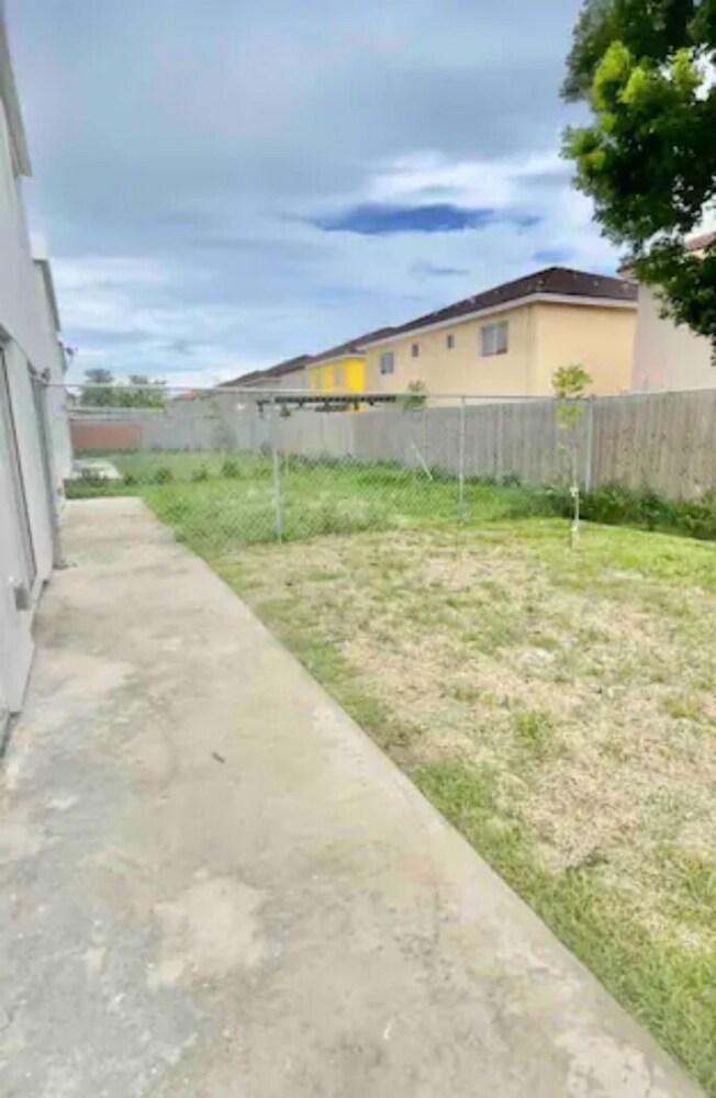 Comfortable European Style Home 4BR 4BA in Miami by ASVR-13670 Exterior