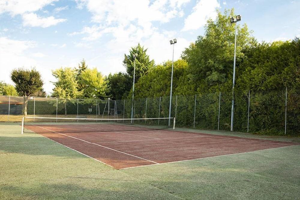 دومين شاتو دو سان كروا ملعب التنس