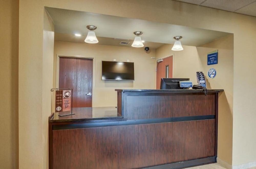 Cobblestone Inn & Suites - Altamont Lobby