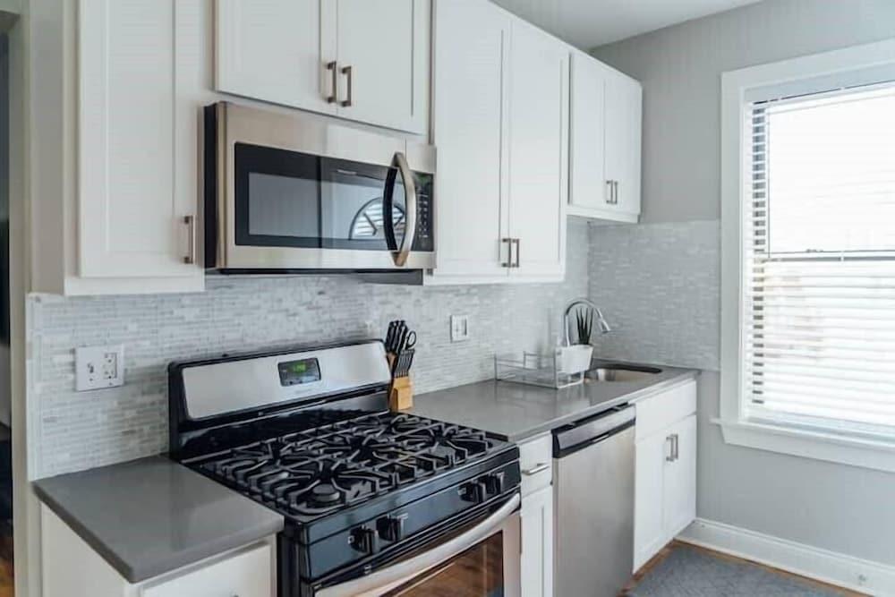 Newly Decorated 1BR 1BA Apt in Lake View Private kitchen