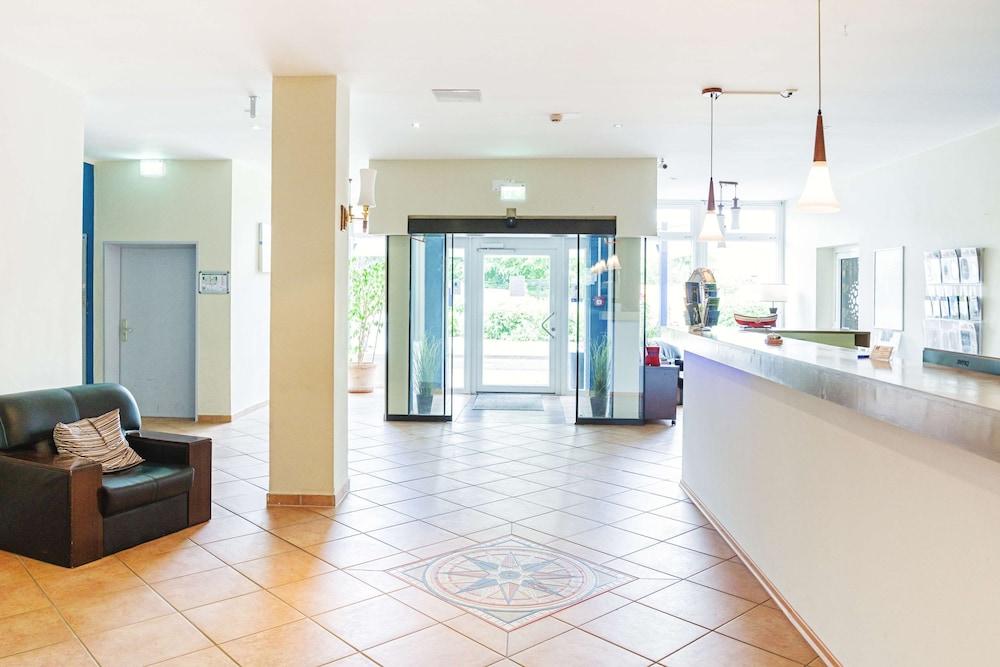 هوتيل بلونر سي باي توليب إن الردهة