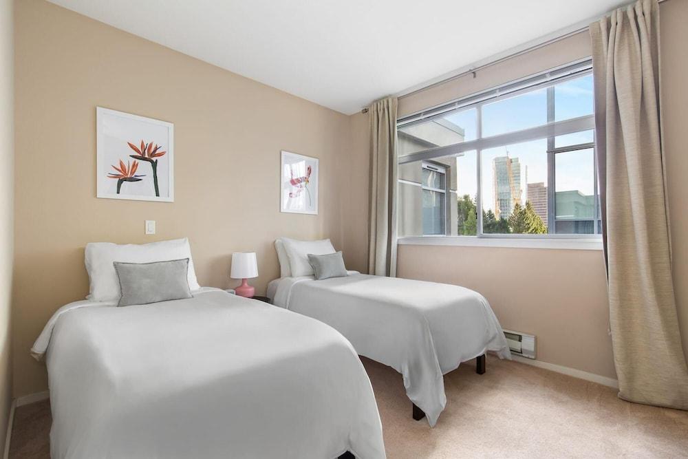 Bellevue Designer 1BD Plus Den 1BA Apartment Room
