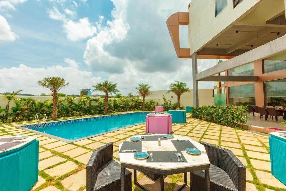 Mastiff Select Bidar Indoor Pool