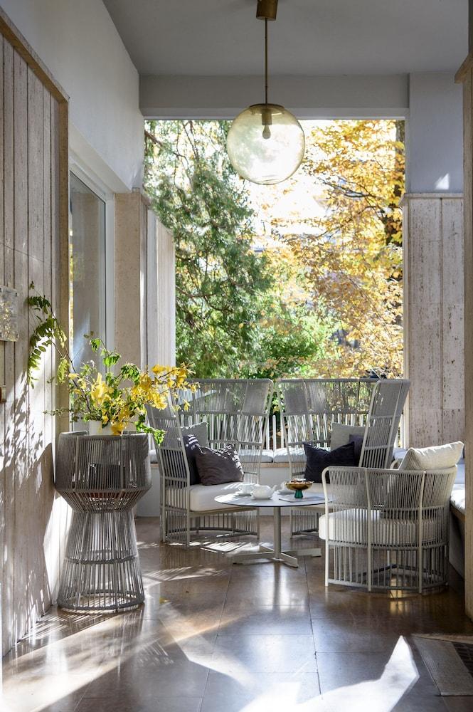 Silva Splendid Interior Entrance