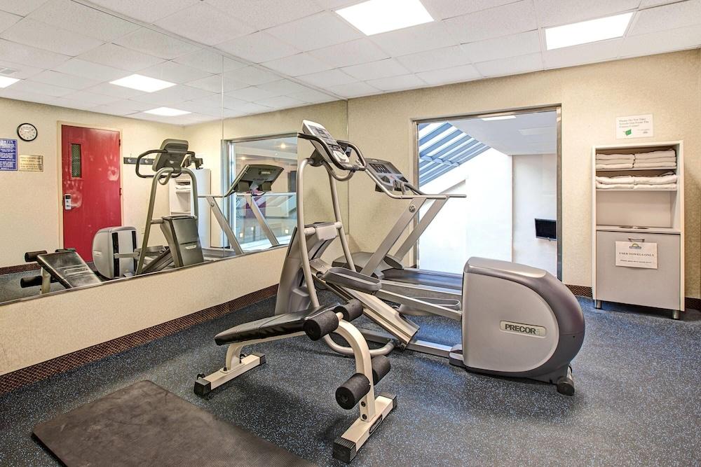 Days Inn by Wyndham Parsippany Fitness Facility