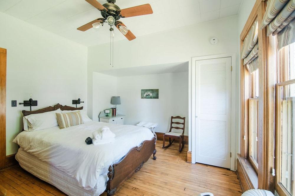 تشارلي رو م دي دبل ويبوتيك هوتل