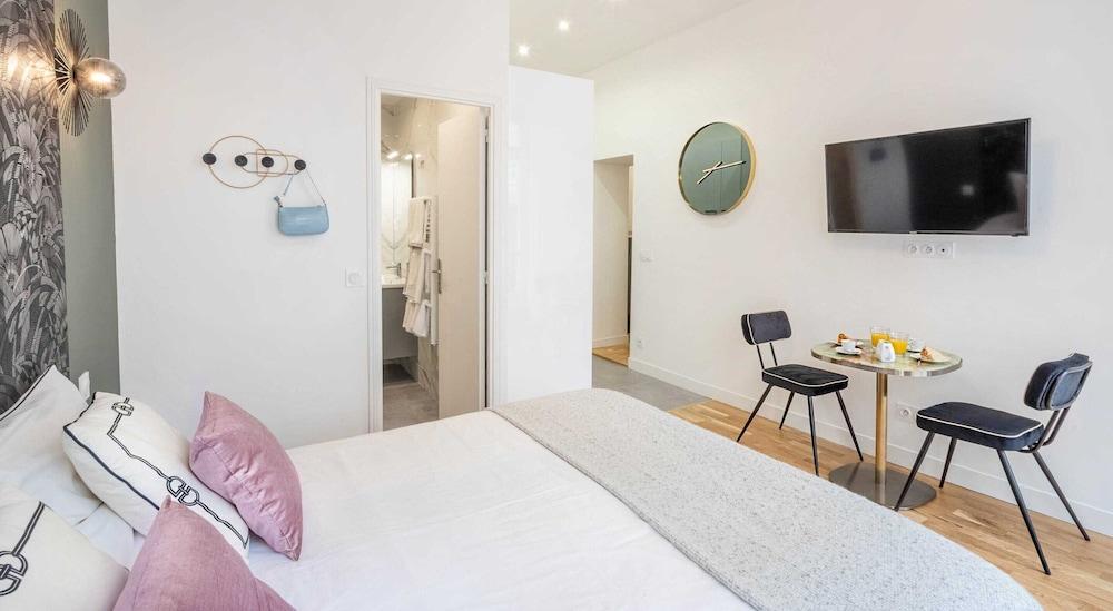 Cosy Studio in the Heart of Belleville Room
