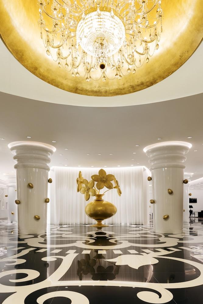 Mondrian Doha Lobby