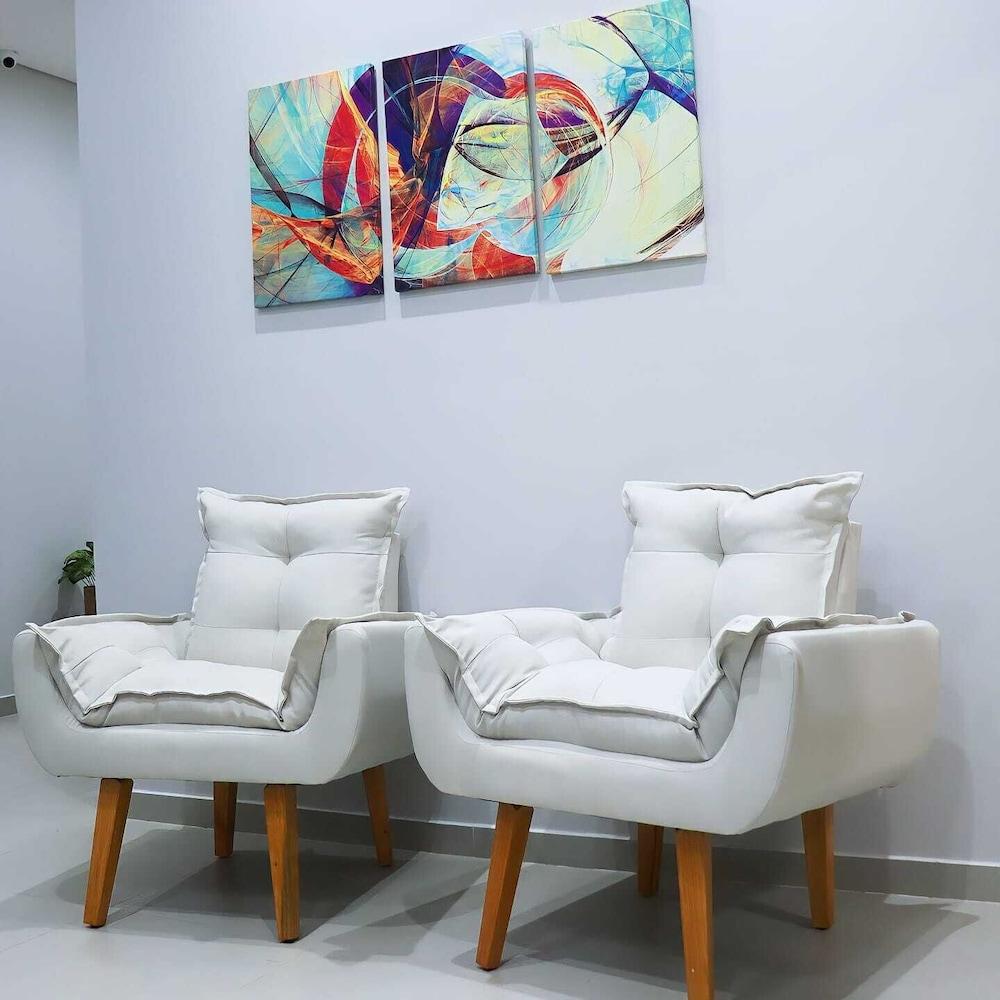 في آ هوتل منطقة الاستقبال