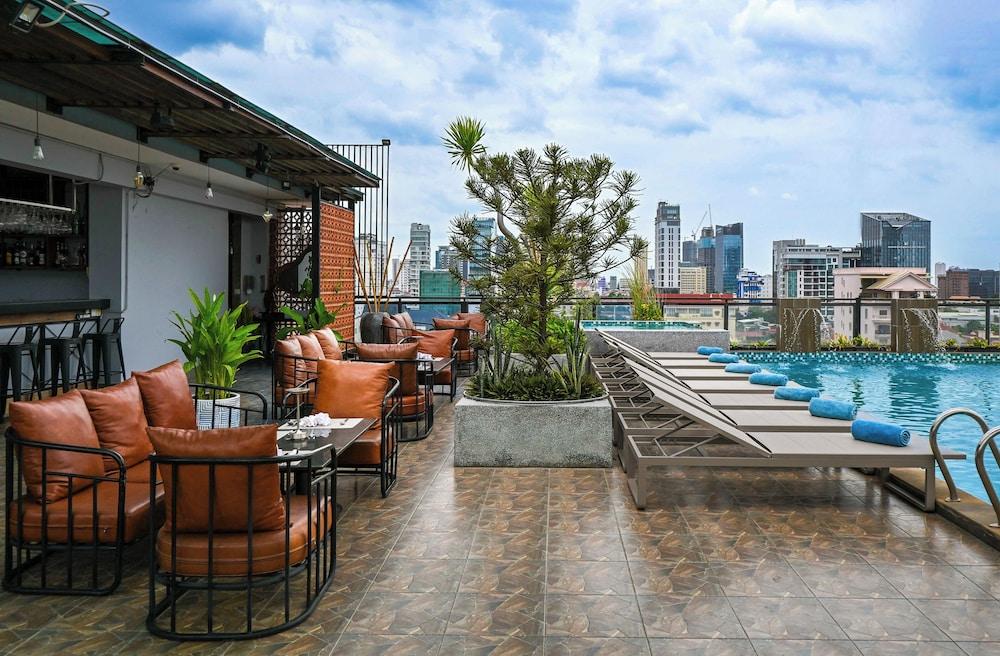 فنوم بين 51 هوتل آند ريزيدنسز حمام سباحة على السطح