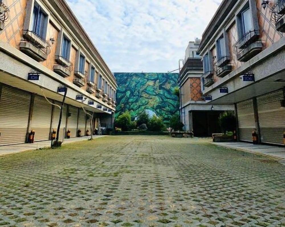 Yun Sung Motel Property Grounds