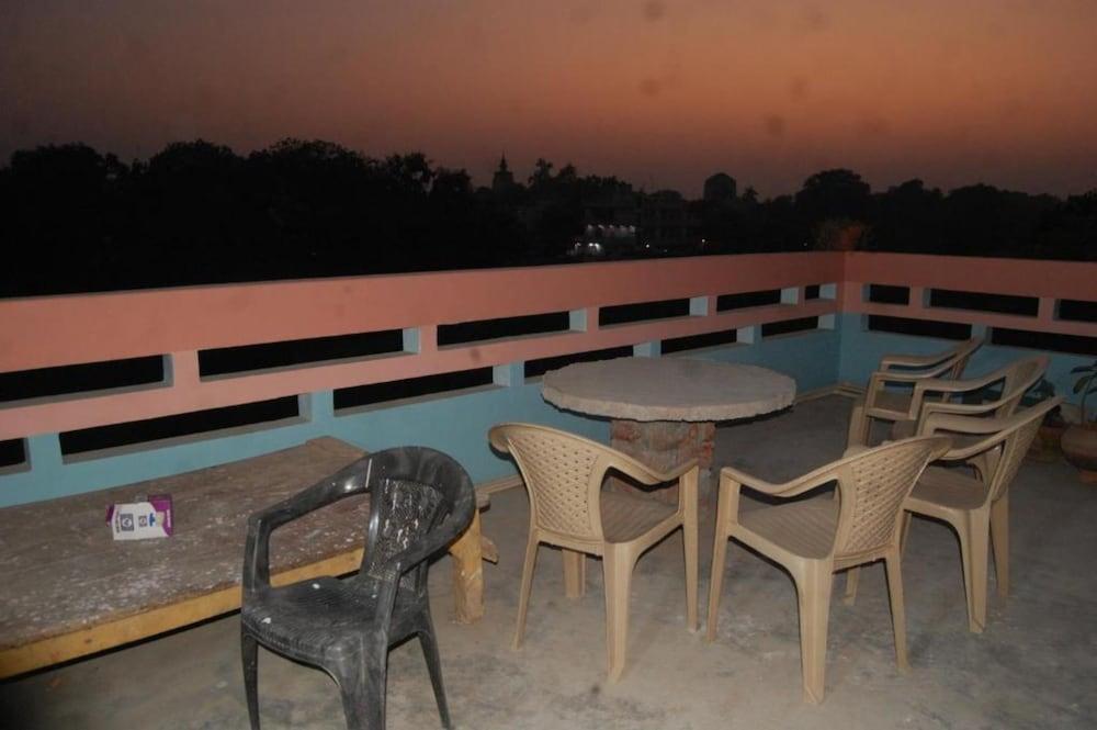 Goroomgo Mahamaya Guest House Varanasi Lobby Sitting Area