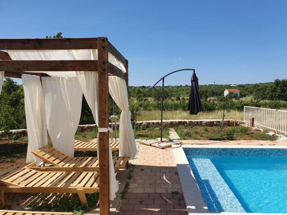 ستون فيلا بوسنيك الصورة الأساسية