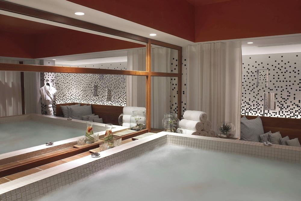 رينيسانس باريس ريبابليك هوتل زحليقة مائية