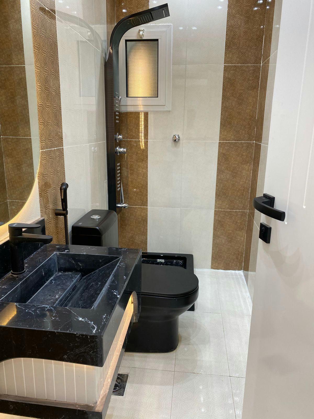 شقة بتصميم مريح وأثاث مريح وبسيط | 4773 حمام