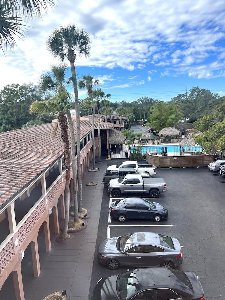 Tahitian Inn Exterior