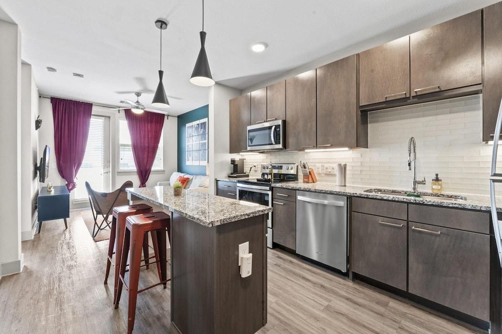 Vibrant 1BR King Suite Close to Downtown w Fast Wifi Room