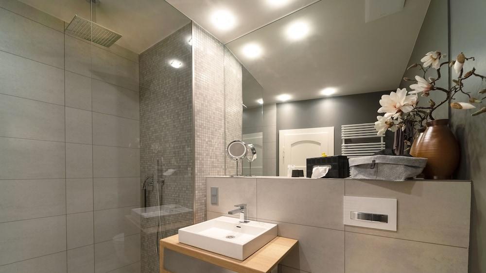 Carl.22 City Appartements Bathroom