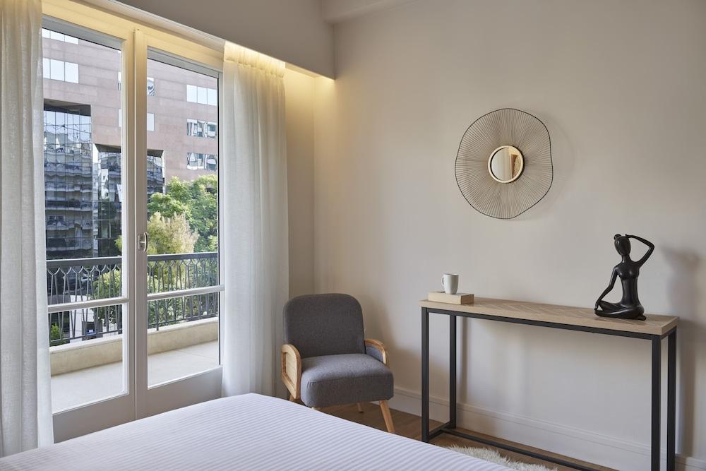 Chic n Bright 3 Bd Apt with Hilton View Room
