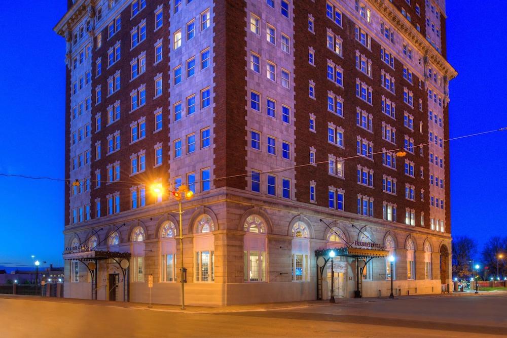 DoubleTree by Hilton Utica Exterior