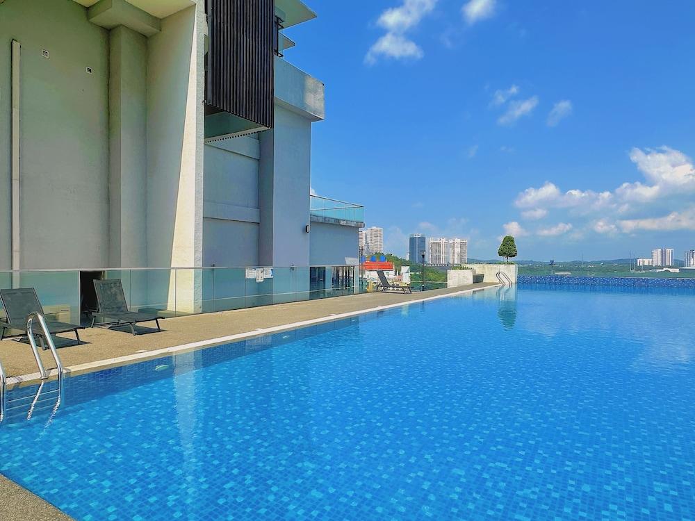 Legoland D'Pristine Apartment by TGP Outdoor Pool
