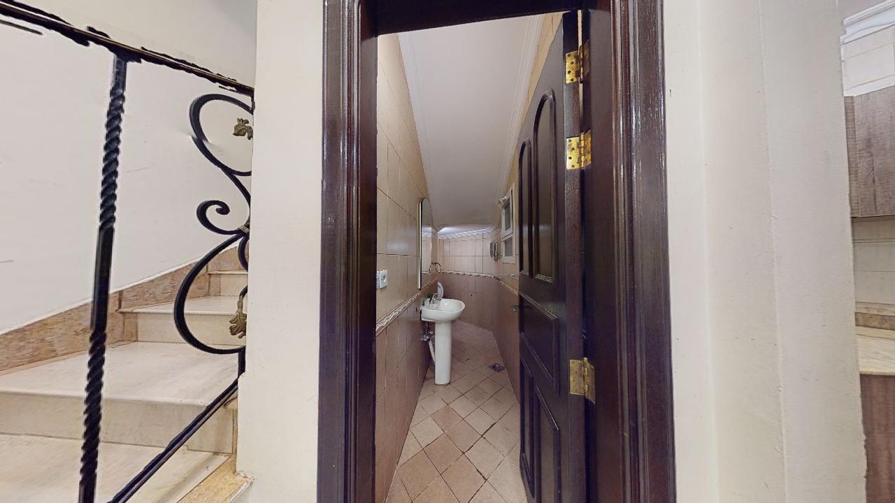 Comfy Chalet with Comfortable and Simple Furniture | 2039 Bathroom