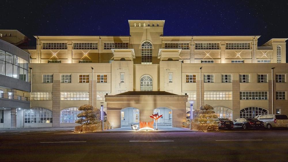 The Mauna Ocean Resort Exterior