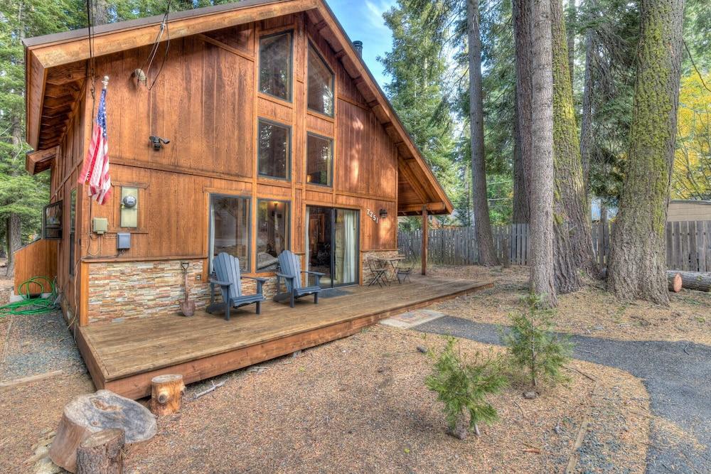 Relax at Rustic Tahoe Charm Minutes to Lake