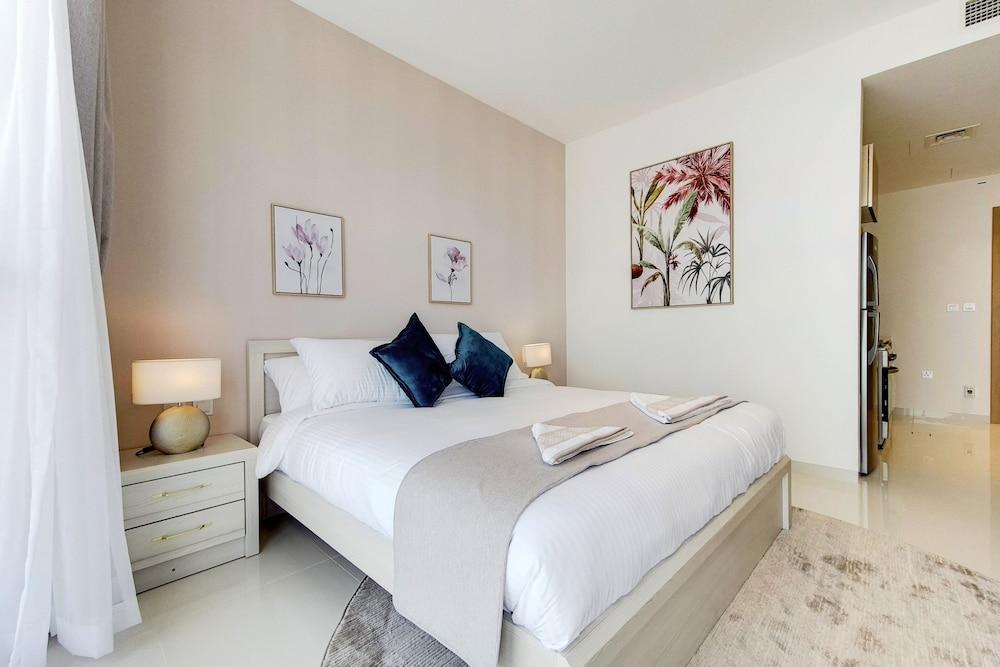 GreenFuture - Luxe Studio In Trade Center With Downtown Views Featured Image