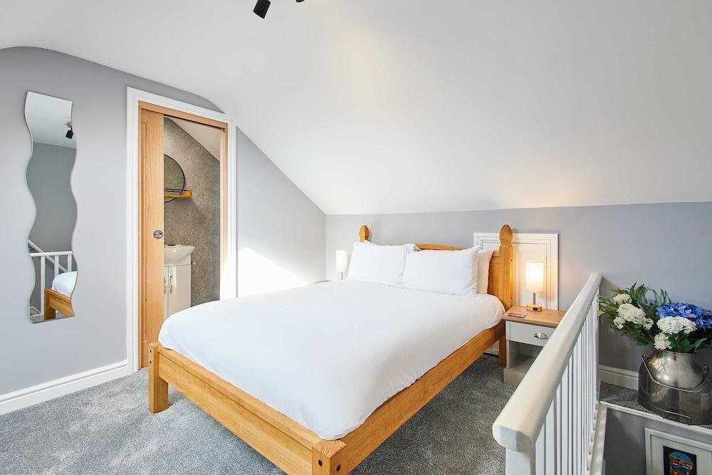 Host Stay - Number 5 Room