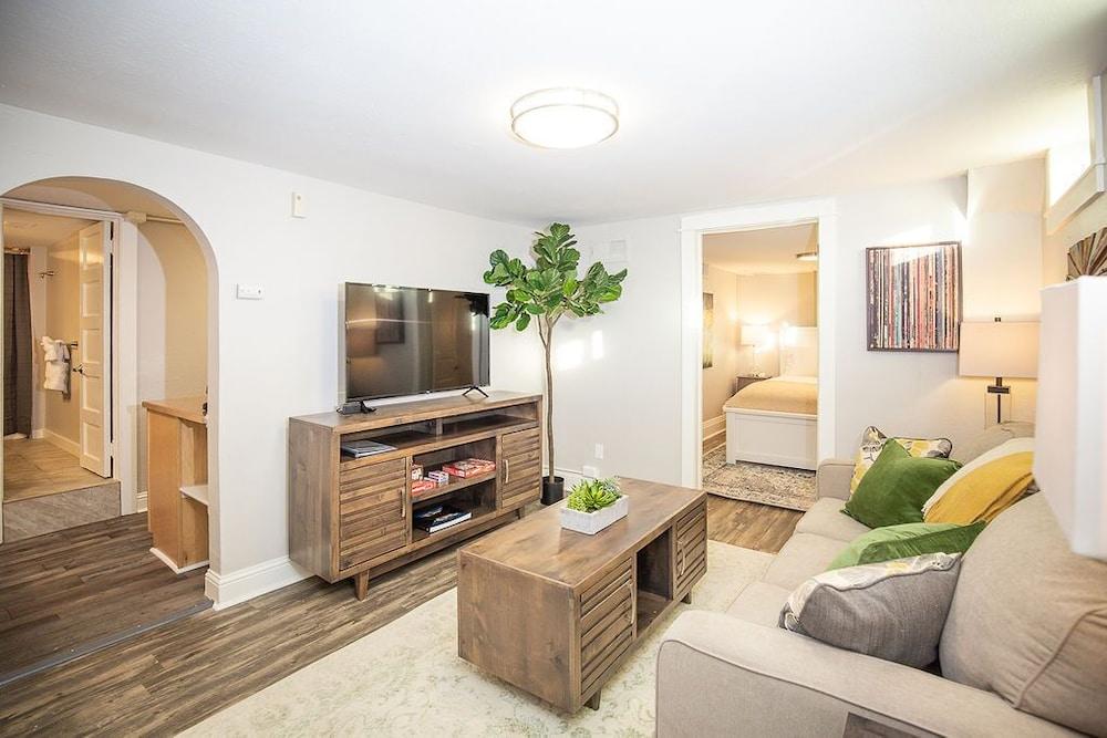 Cozy Retreat | Walk to Unc | Free Cruiser Bikes