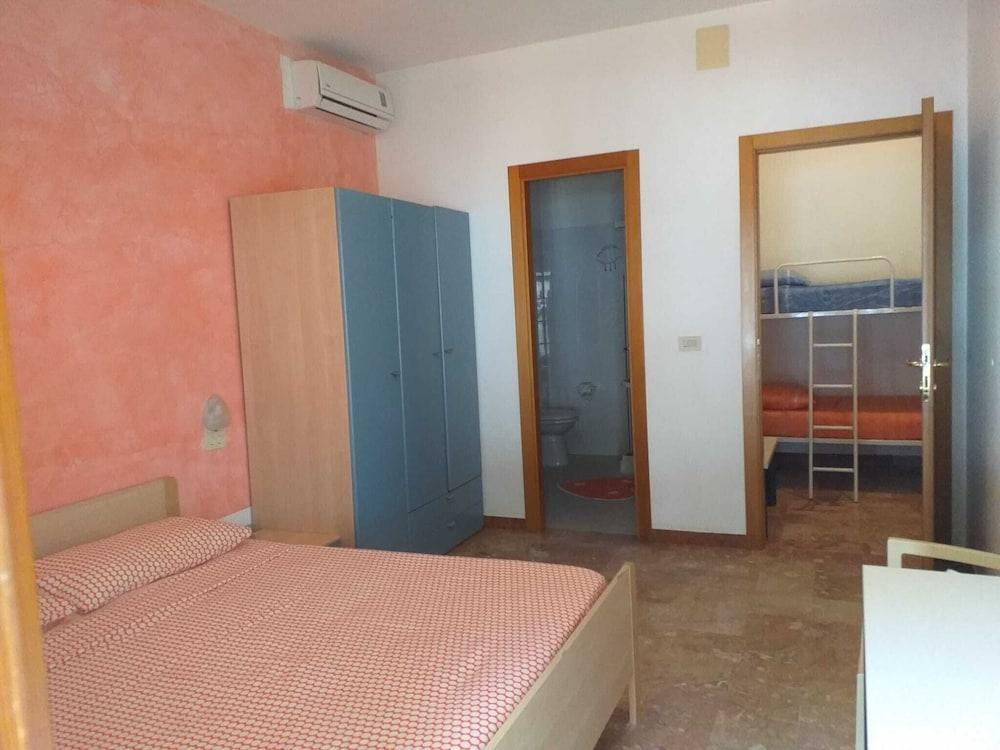 Room in B&B - Quadruple Room in Pineto - A Stone Throw From the sea Room