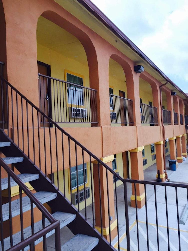 Texan Inn and Suites Tilden Exterior