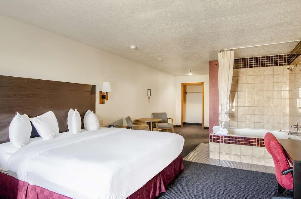 أميريكاز بيست فاليو إن آند سويتس فورت. كولينز إي آت آي-25 مغطس خاص في المنتجع الصحي