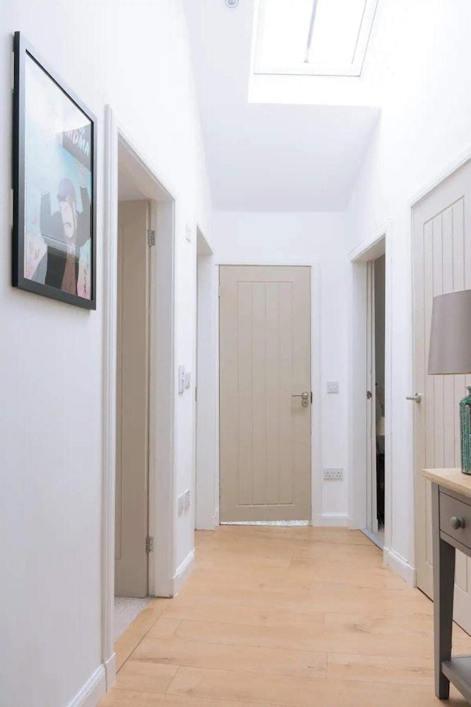 Central & Modern 2BD Flat - Edinburgh Interior