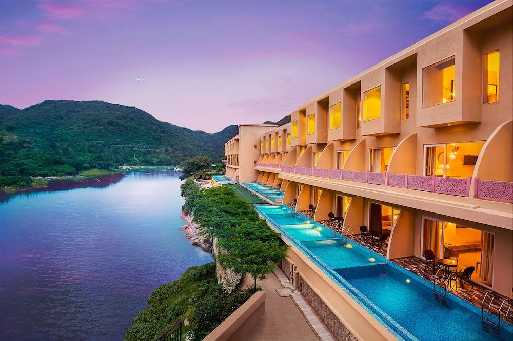 رايسا كومبالجاره ا- إتش سي إ سليكشنز