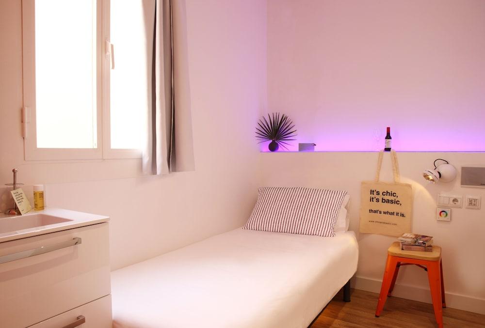 Chic & Basic Tallers Hostal Featured Image