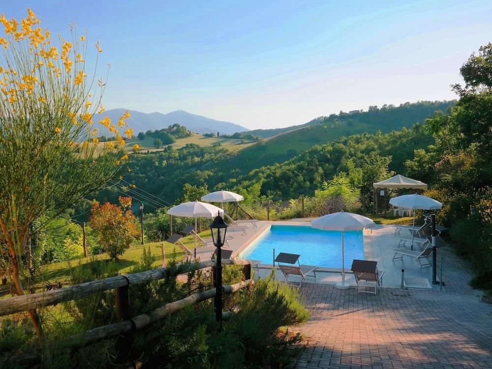 Holiday House With Pool, Near the sea and Mountains, Beautiful Views Waterslide