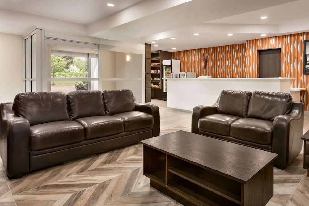 Super 8 by Wyndham Ajax/Toronto On Lobby