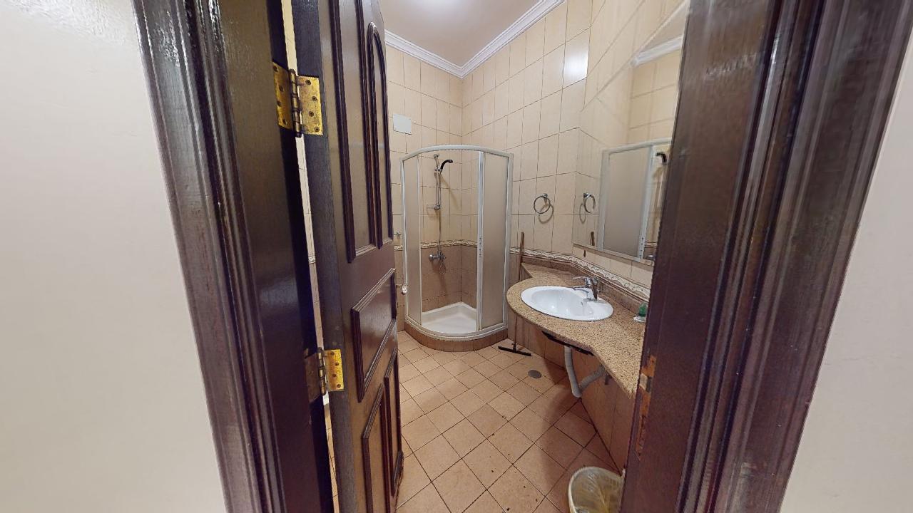 Comfy Chalet with Comfortable and Simple Furniture | 2039 Bathroom