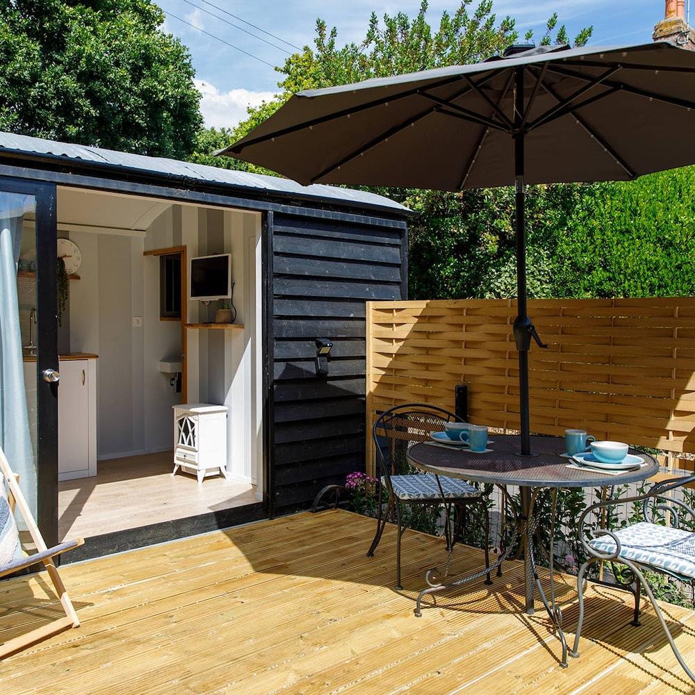 Gorgeous Shepherds Hut - Walk to Beach Pub Room