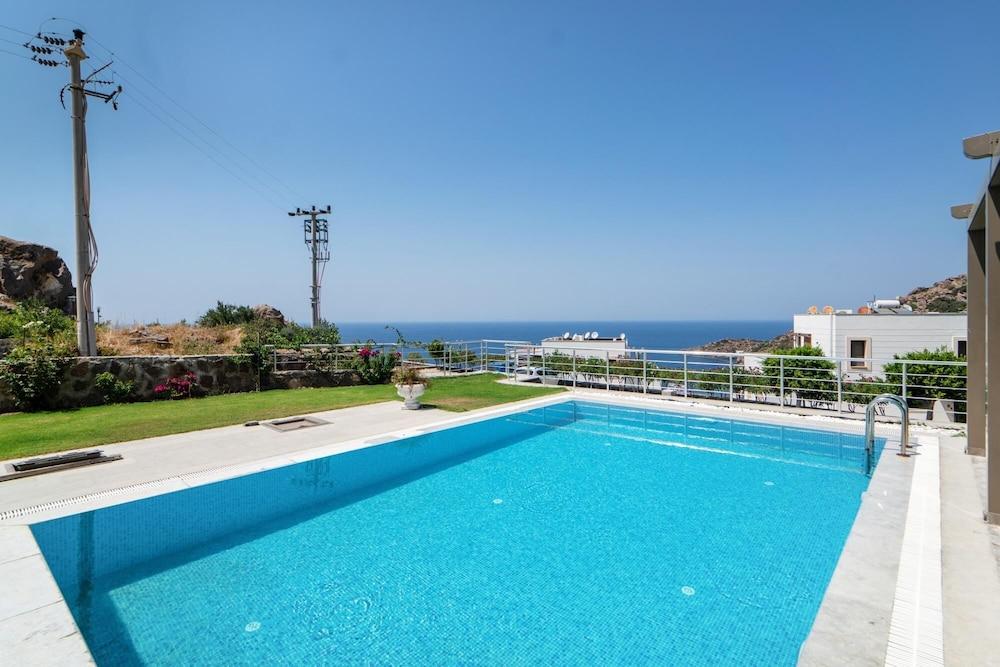 Villa w Pool Garden Patio 1 min to Beach in Bodrum Room